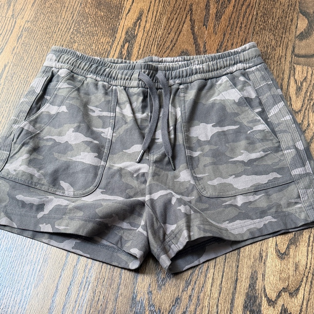 Athleta women’s Camouflage Drawstring Lounge Shorts - Olive/Gray 6Tall